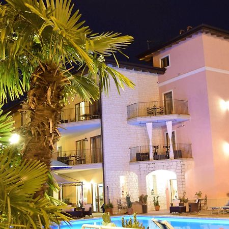 リーヴァ・デル・ガルダ Residenza Le Due Torriアパートホテル エクステリア 写真