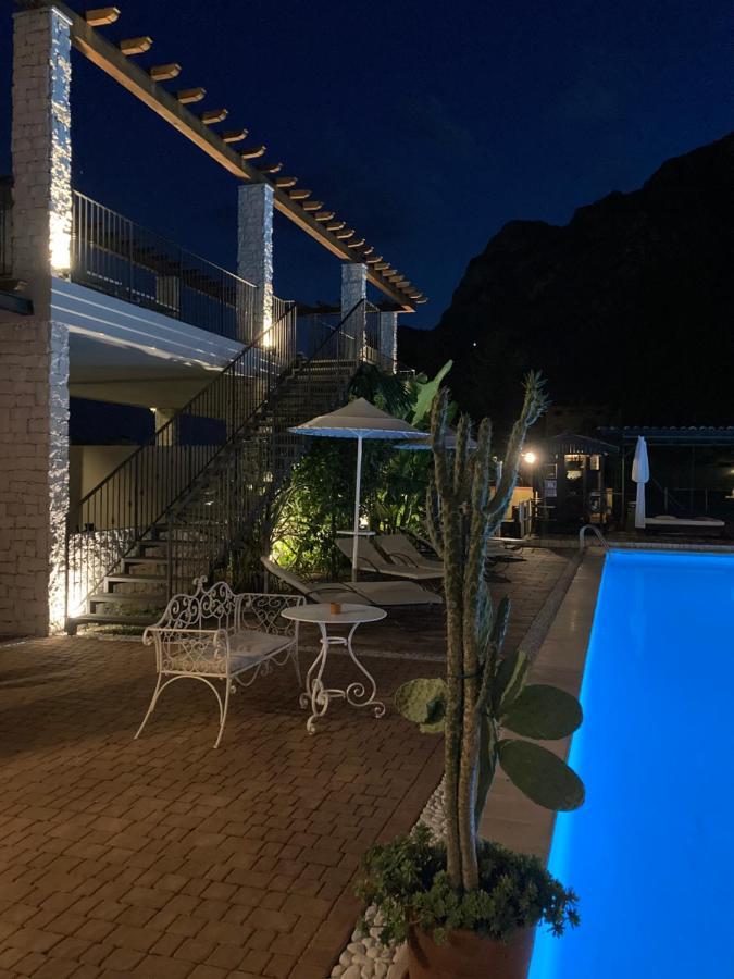 リーヴァ・デル・ガルダ Residenza Le Due Torriアパートホテル エクステリア 写真
