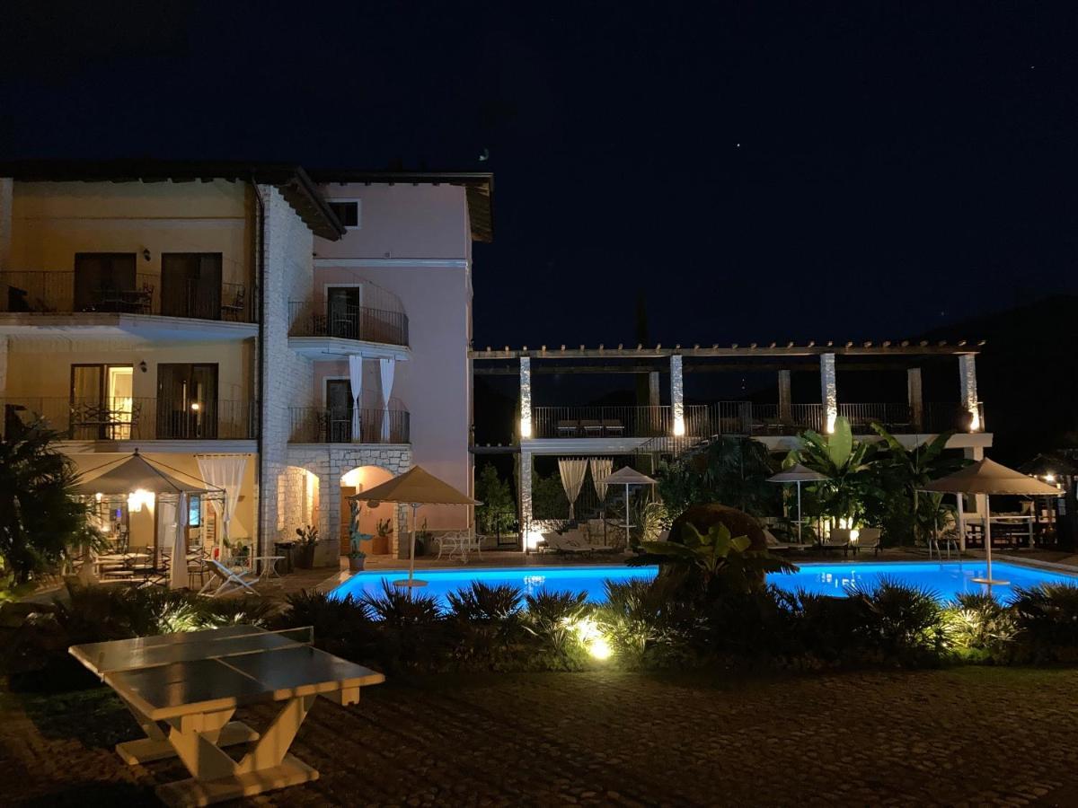 リーヴァ・デル・ガルダ Residenza Le Due Torriアパートホテル エクステリア 写真