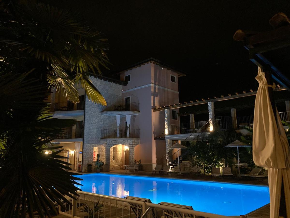 リーヴァ・デル・ガルダ Residenza Le Due Torriアパートホテル エクステリア 写真