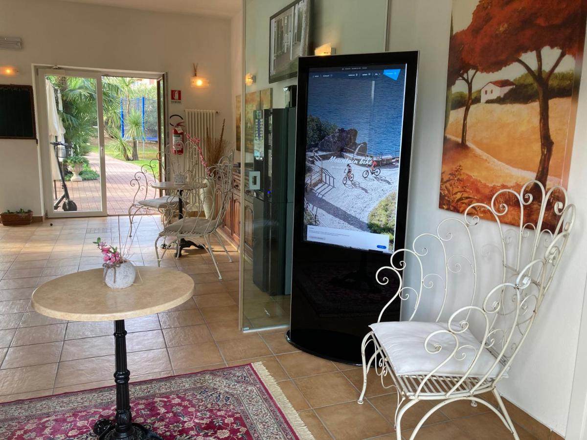 リーヴァ・デル・ガルダ Residenza Le Due Torriアパートホテル エクステリア 写真