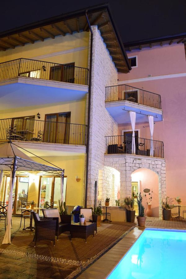 リーヴァ・デル・ガルダ Residenza Le Due Torriアパートホテル エクステリア 写真