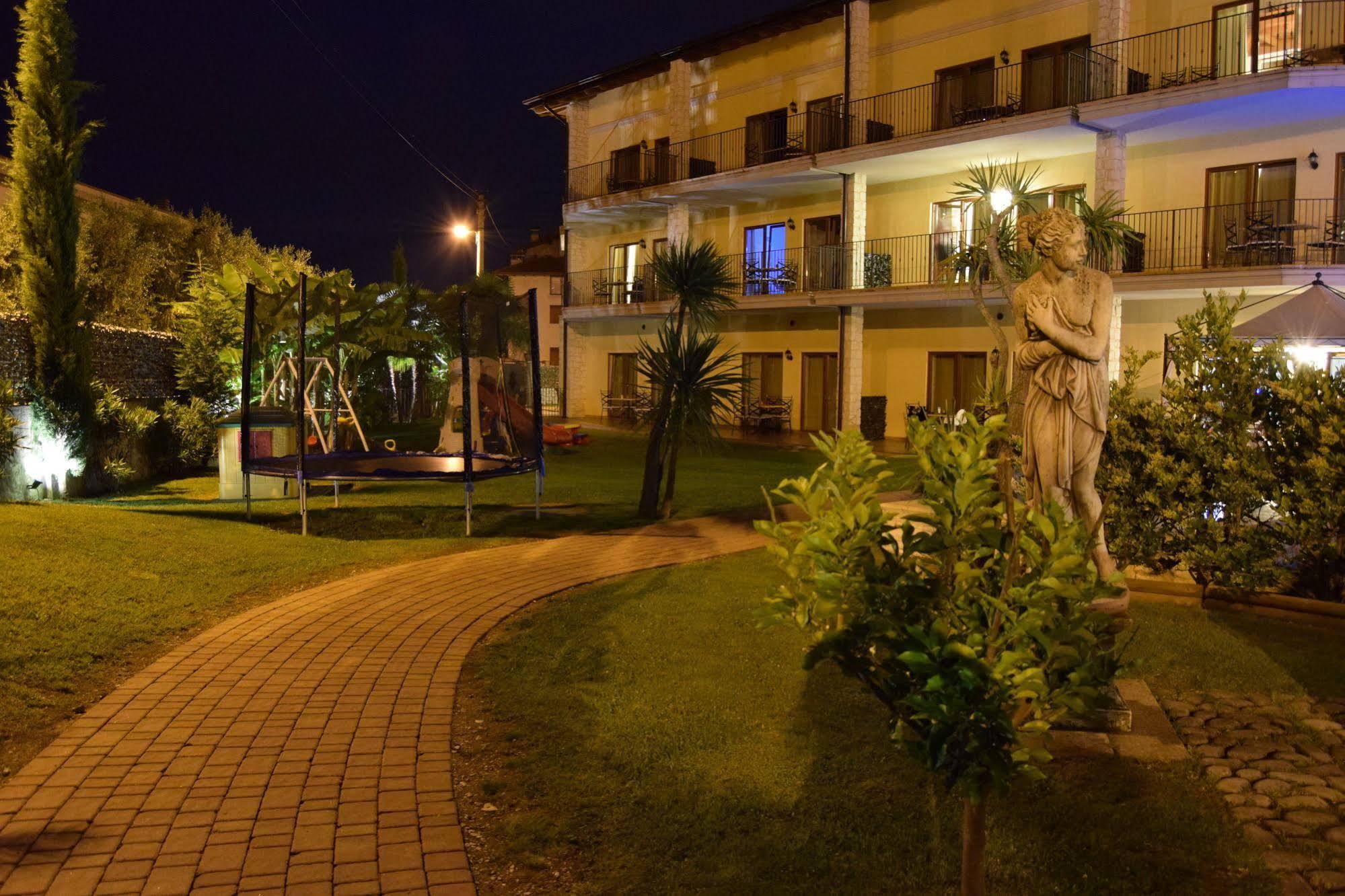 リーヴァ・デル・ガルダ Residenza Le Due Torriアパートホテル エクステリア 写真