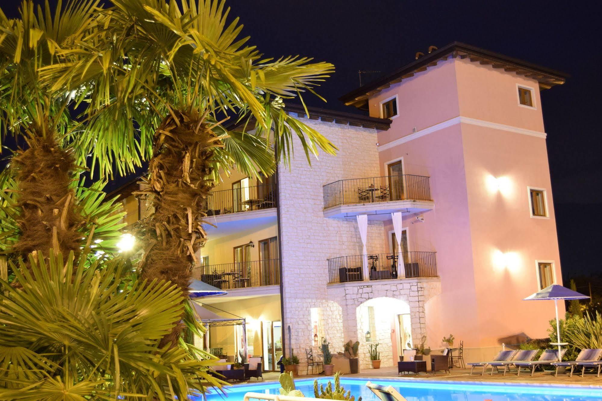 リーヴァ・デル・ガルダ Residenza Le Due Torriアパートホテル エクステリア 写真