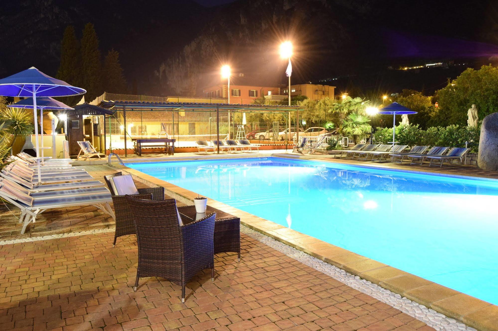 リーヴァ・デル・ガルダ Residenza Le Due Torriアパートホテル エクステリア 写真